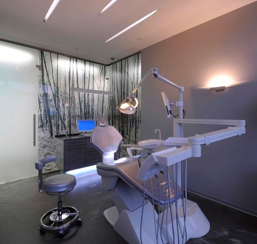 Zahnarztpraxis Behandlungszimmer von innen