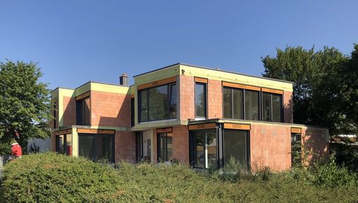 Villa während der Bauphase mit eingebauten Fenstern