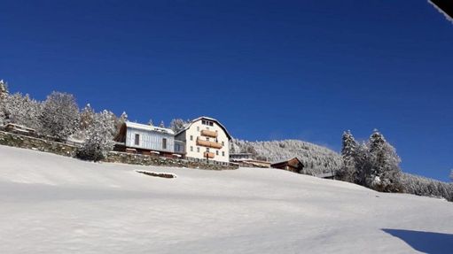 Ferienhaus aus der Ferne im Winter