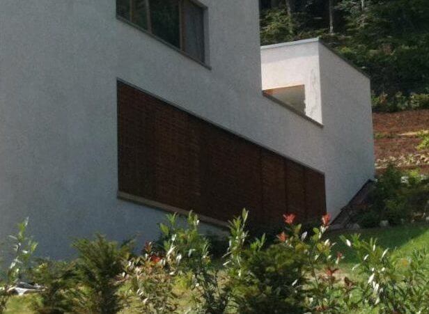 Schmales Wohnhaus am Hang Gebäudeansicht von vorne Architekten.de